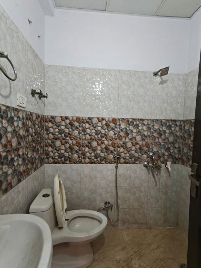 Bathroom, rajendra nagar sector 5 3 Bedroom 1350 Sq.Ft. Builder Floor In Rajendra Nagar Sector 5 Ghaziabad 10414924