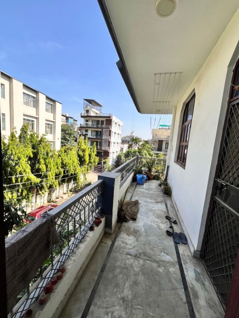 Balcony, suncity 2 Bedroom 200 Sq.Yd. Builder Floor In Suncity Gurgaon 10414929