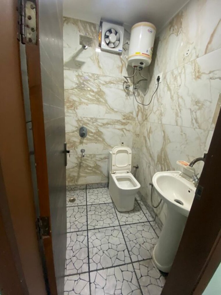 Bathroom, panchsheel vihar 3 Bedroom 90 Sq.Yd. Builder Floor In Panchsheel Vihar Delhi 10414939