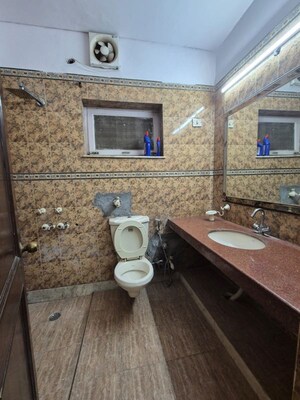 Bathroom in 3 BHK Builder Floor at Dlf City Phase 3 – for Rent