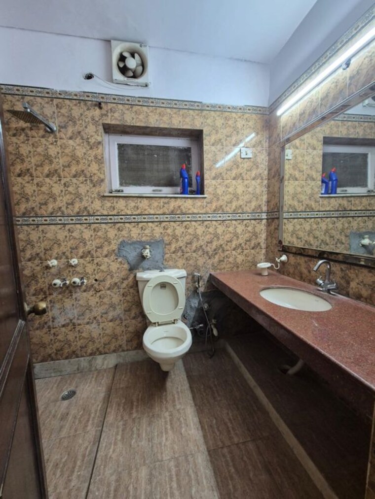 Bathroom, dlf city phase 3 3 Bedroom 380 Sq.Yd. Builder Floor In Dlf City Phase 3 Gurgaon 10414947