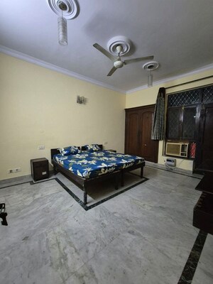 Bedroom in 3 BHK Builder Floor at Dlf City Phase 3 – for Rent