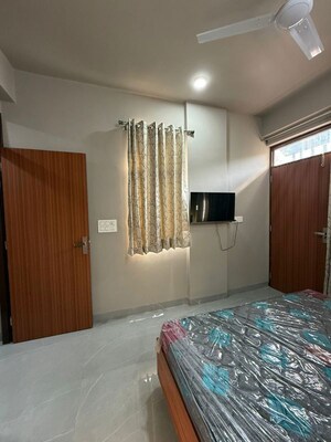 Bedroom in 2 BHK Builder Floor at Dlf City Phase 3 – for Rent