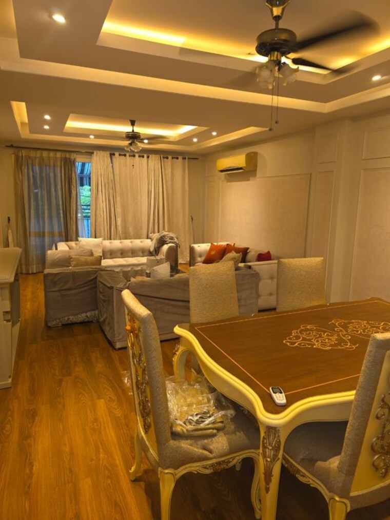 Gym, defence colony 3 Bedroom 217 Sq.Yd. Builder Floor In Defence Colony Delhi 9743603