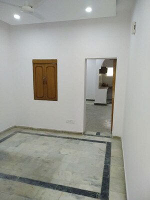 Room in 1.5 BHK Builder Floor at Amar Colony – for Rent
