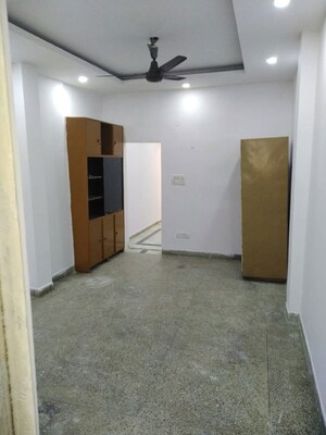 Room in 1.5 BHK Builder Floor at Amar Colony – for Rent