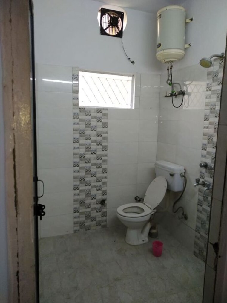 Bathroom, amar colony 1.5 Bedroom 787 Sq.Ft. Builder Floor In Amar Colony Delhi 10415025