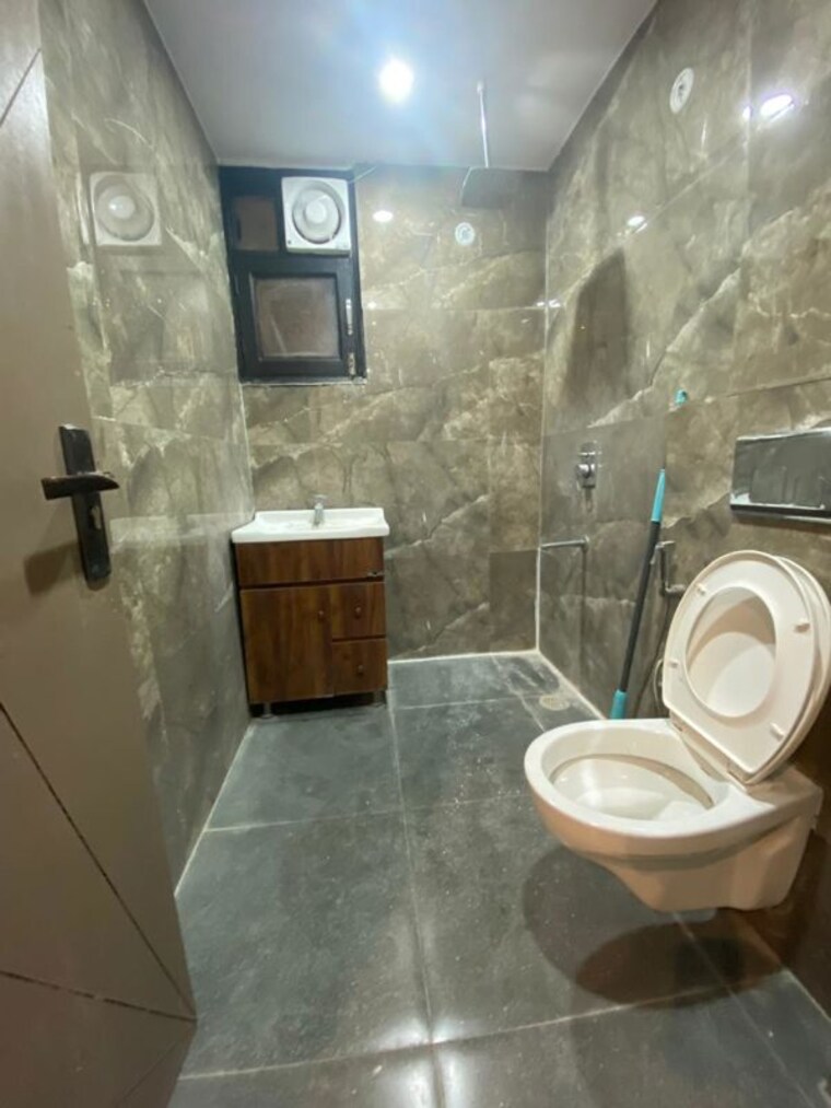 Bathroom, chattarpur 2 Bedroom 800 Sq.Ft. Builder Floor In Chattarpur Delhi 10415080