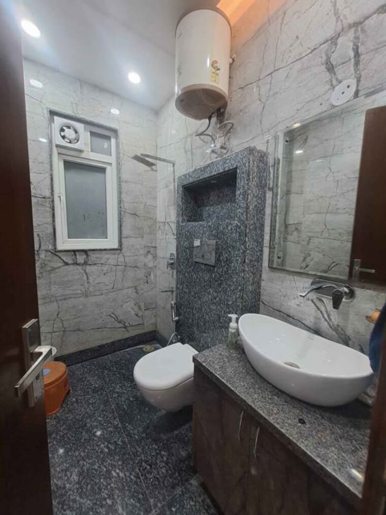 Bathroom, malviya nagar 2 Bedroom 75 Sq.Yd. Builder Floor In Malviya Nagar Delhi 10414428