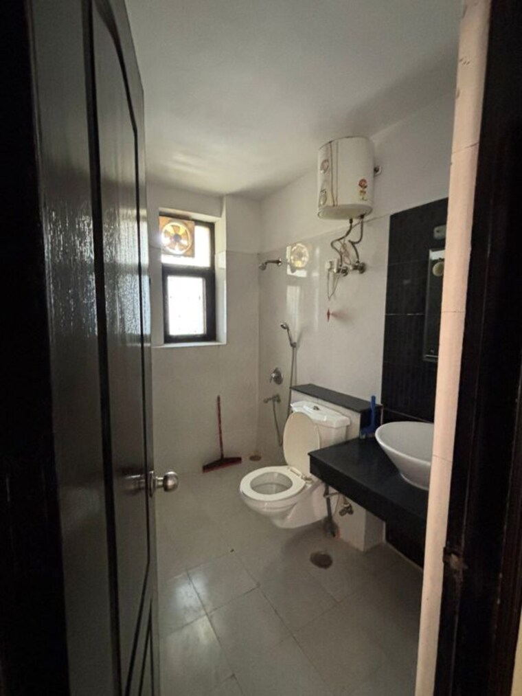 Bathroom, railway-officers-rpf-society 4 Bedroom 2560 Sq.Ft. Apartment In Sector 9a Gurgaon 10415169
