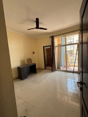 Room in 4 BHK Apartment at Railway Officers RPF Society, Sector 9a – for Rent