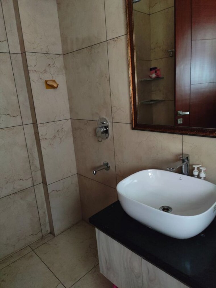 Bathroom, sector 9a 3 Bedroom 2560 Sq.Ft. Builder Floor In Sector 9a Gurgaon 10415220