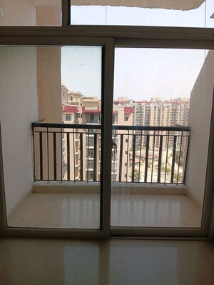 Room in 2.5 BHK Apartment at Amrapali Zodiac, Sector 120 – for Sale