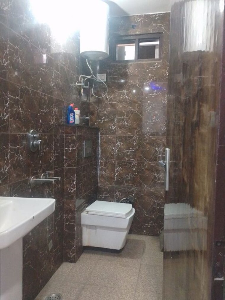Bathroom, dwarka mor 3 Bedroom 1200 Sq.Ft. Builder Floor In Dwarka Mor Delhi 10415266