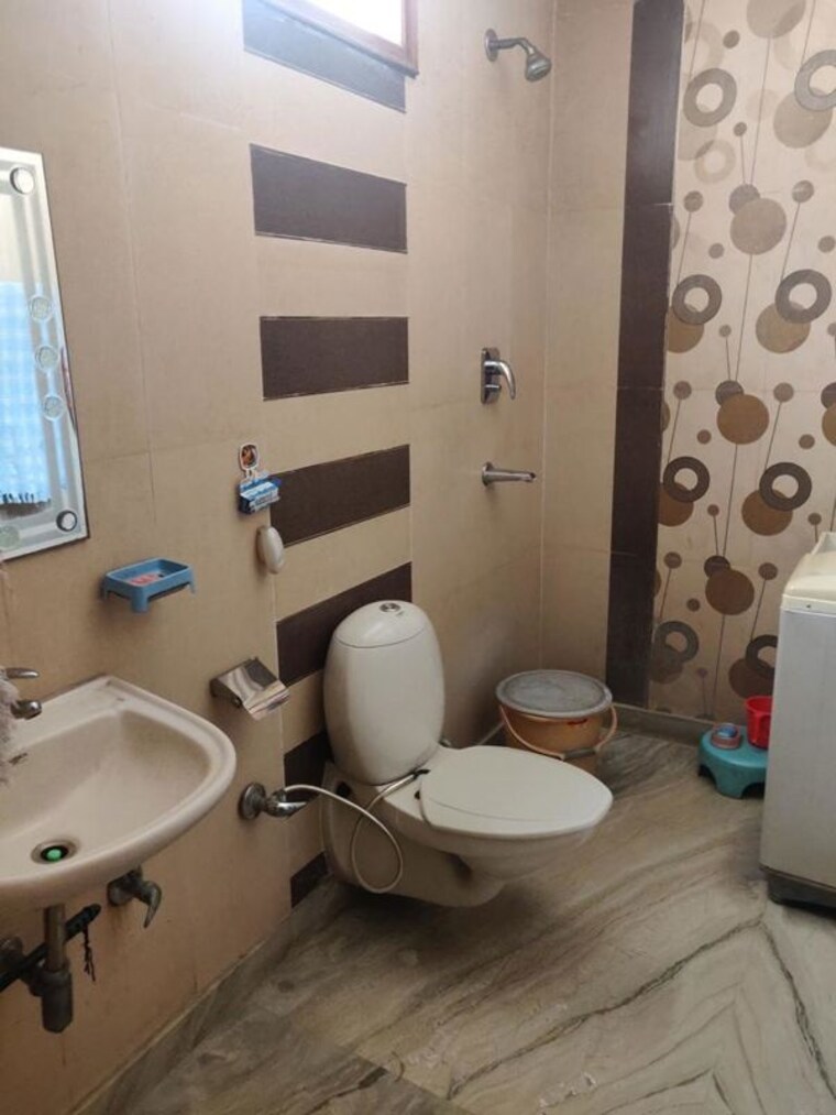 Bathroom, dwarka mor 2.5 Bedroom 890 Sq.Ft. Builder Floor In Dwarka Mor Delhi 10415281