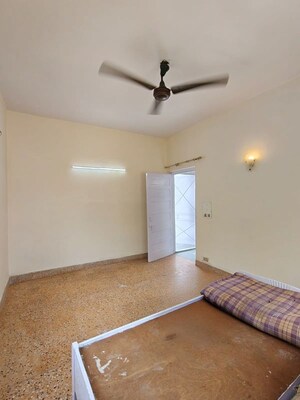 Furnished Amenities in 1 BHK Builder Floor at Green Park Extension – for Rent