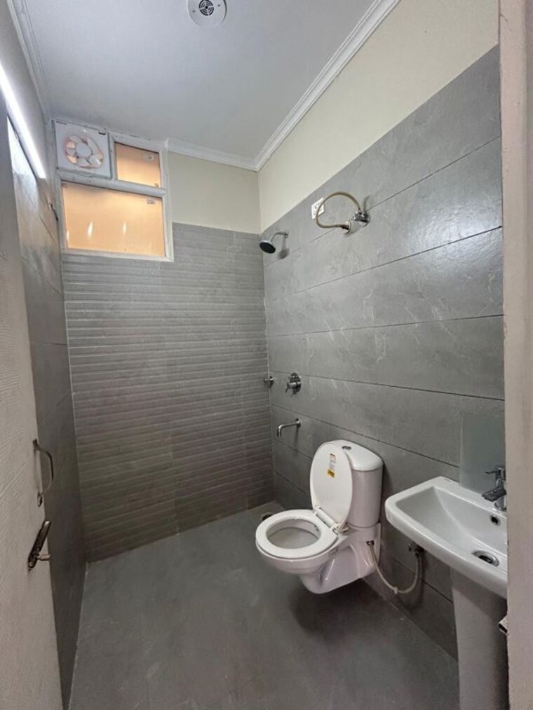 Bathroom, preet colony 3 Bedroom 2080 Sq.Ft. Apartment In Preet Colony Zirakpur 10415307