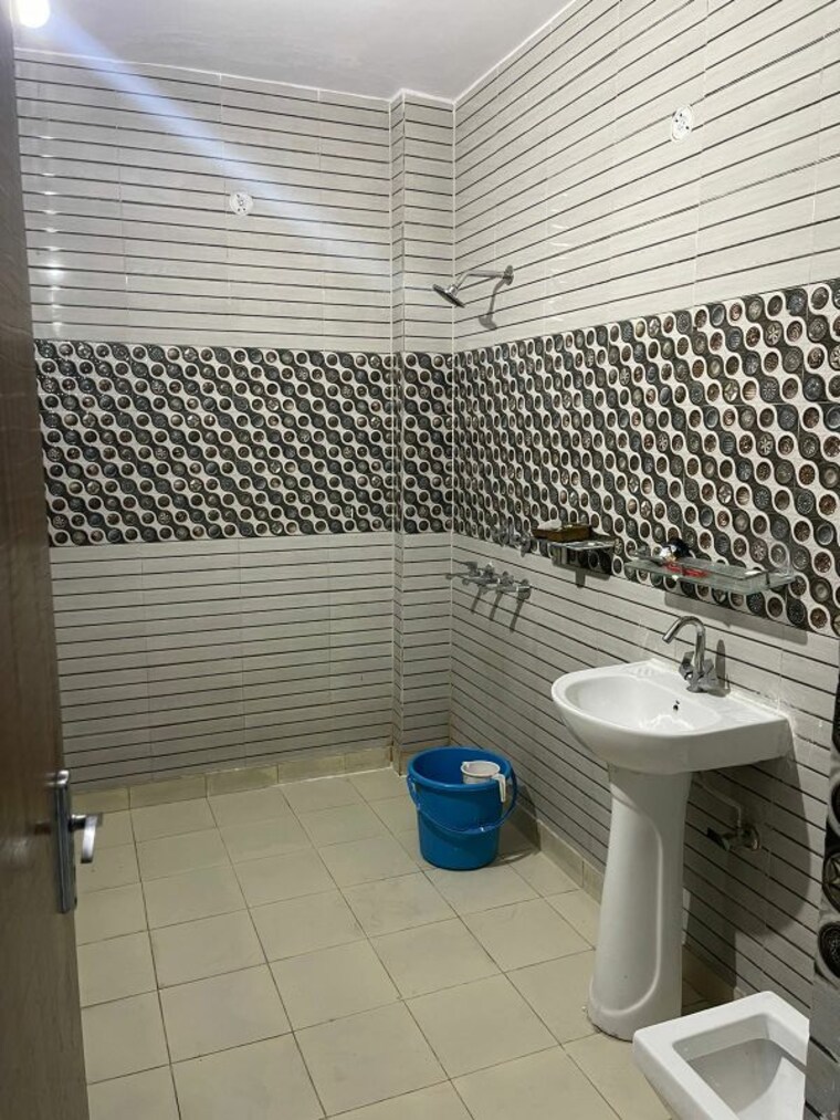 Bathroom, nawada 2.5 Bedroom 1150 Sq.Ft. Builder Floor In Nawada Delhi 10415350