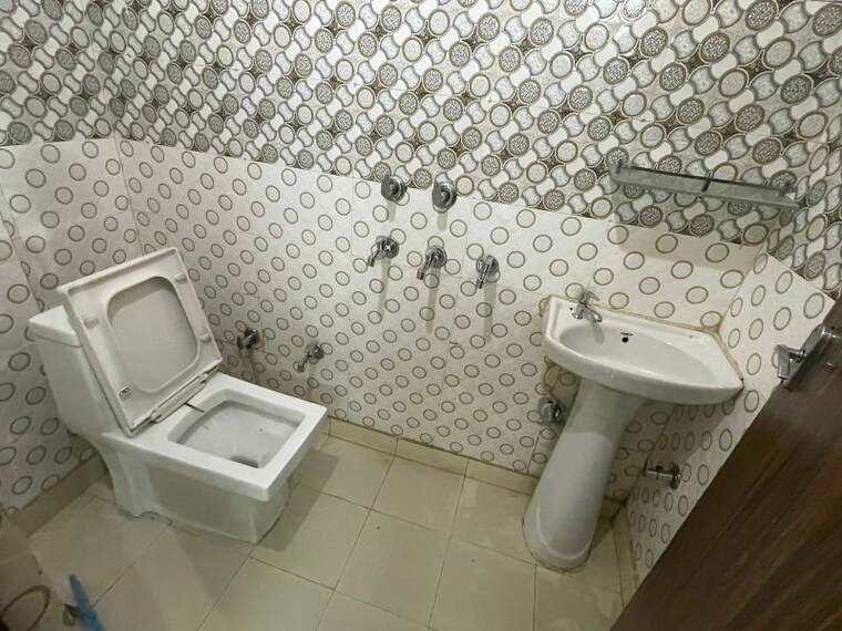 Bathroom, nawada 2.5 Bedroom 1150 Sq.Ft. Builder Floor In Nawada Delhi 10415350