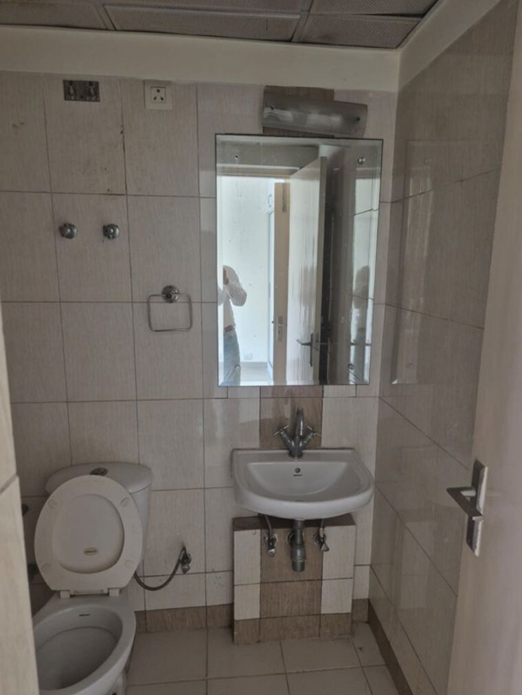 Bathroom, mahindra-aura 1 RK 225 Sq.Ft. Apartment In Sector 110a Gurgaon 10415402