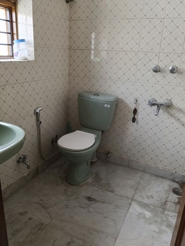 Bathroom, sector 23 2.5 Bedroom 1200 Sq.Ft. Villa In Sector 23 Gurgaon 10415505