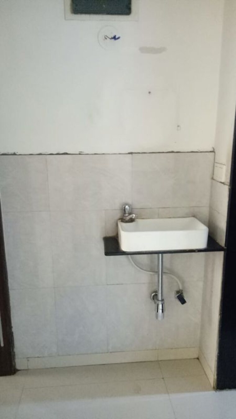Bathroom, essen-aishwaryam-comfort-phase-i 2 Bedroom 890 Sq.Ft. Apartment In Akurdi Pune 10415572