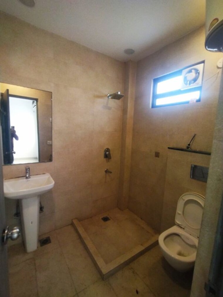 Bathroom, greater kailash ii 3 Bedroom 200 Sq.Yd. Builder Floor In Greater Kailash ii Delhi 10413845