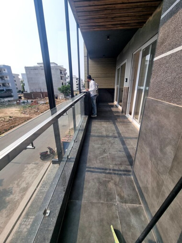 Balcony, parklands 4 Bedroom 250 Sq.Yd. Builder Floor In Sector 85 Faridabad 10415613