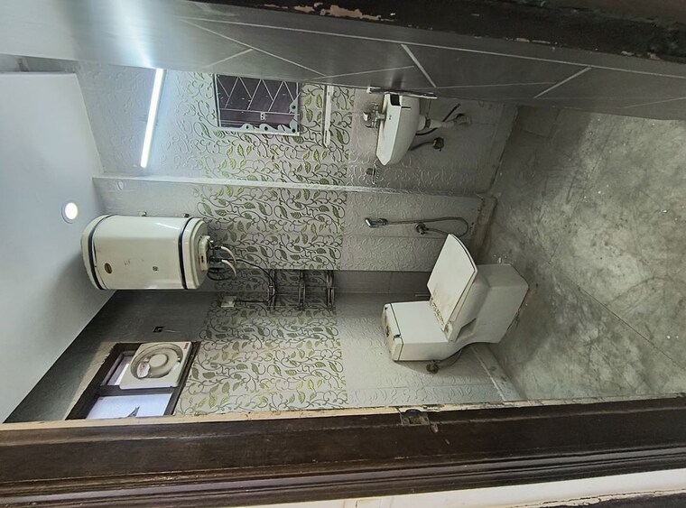 Bathroom, govindpuri 3 Bedroom 900 Sq.Ft. Builder Floor In Govindpuri Delhi 10415616
