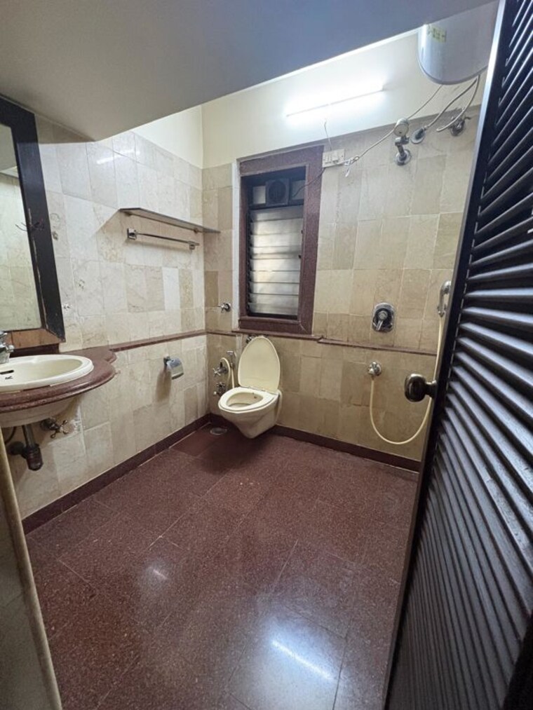 Bathroom, aditya-apartment 3 Bedroom 1500 Sq.Ft. Apartment In Andheri West Mumbai 10415621