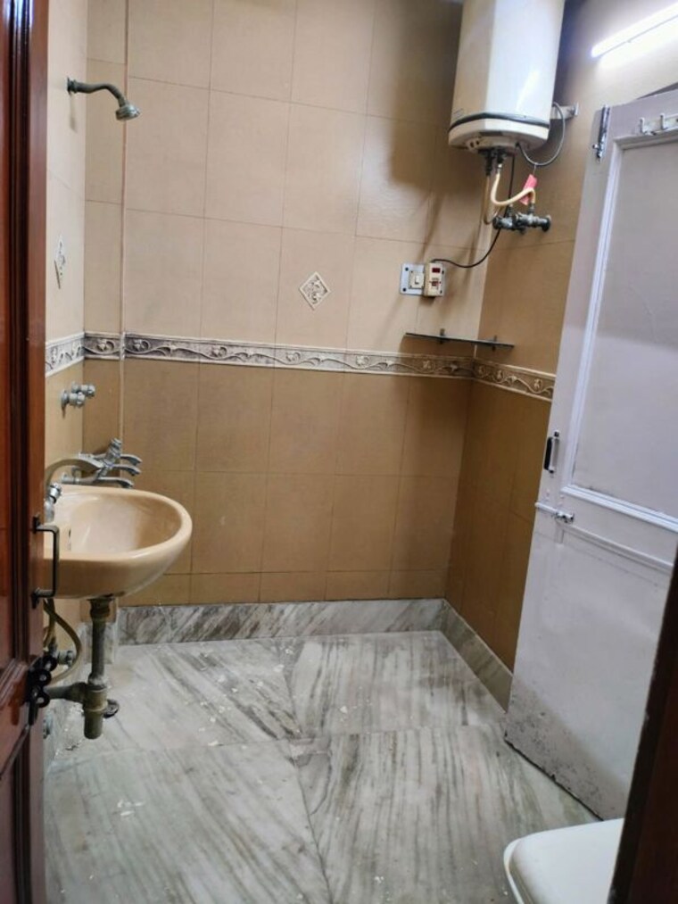 Bathroom, janakpuri 3 Bedroom 1350 Sq.Ft. Apartment In Janakpuri Delhi 10415652