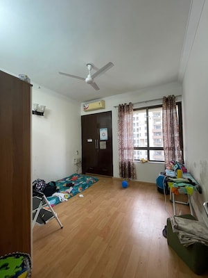 Room in 3 BHK Apartment at Unitech Fresco, Sector 50 – for Rent