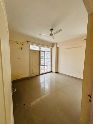 Room in 4 BHK Apartment at Eldeco Eternia, Sitapur Road – for Rent
