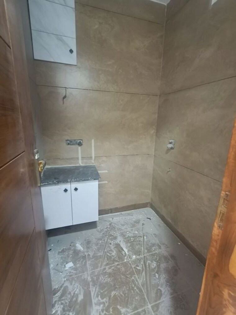 Bathroom, janakpuri 3 Bedroom 1100 Sq.Ft. Apartment In Janakpuri Delhi 10415669