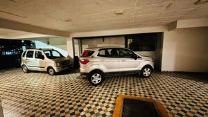 Parking in 3 BHK Builder Floor at Kalidas Road – for Sale