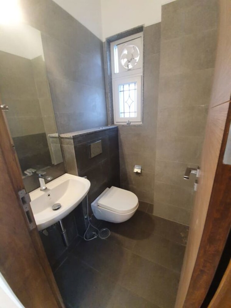 Bathroom, dlf-hamilton-court 1.5 Bedroom 2642 Sq.Ft. Apartment In Sector 27 Gurgaon 10415786