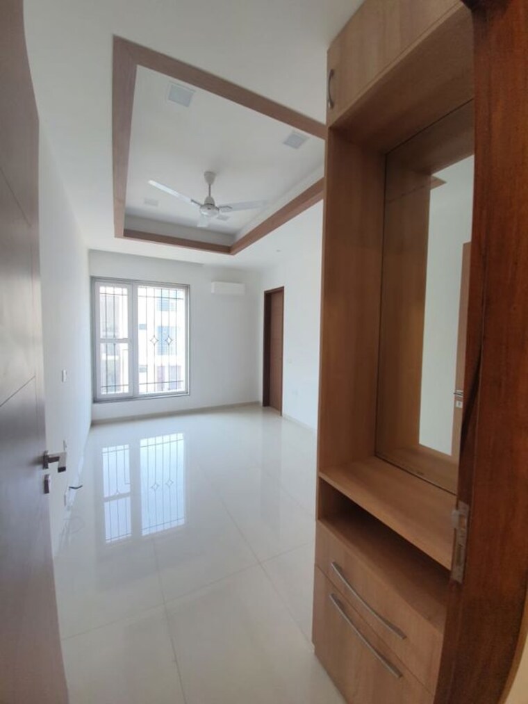 Room, dlf-hamilton-court 1.5 Bedroom 2642 Sq.Ft. Apartment In Sector 27 Gurgaon 10415786