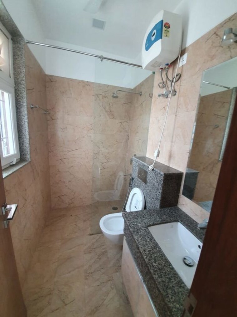 Bathroom, dlf-hamilton-court 1.5 Bedroom 2642 Sq.Ft. Apartment In Sector 27 Gurgaon 10415786