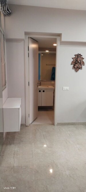 Room in 3.5 BHK Apartment at Hiranandani Cardinal, Ghodbunder Road – for Rent