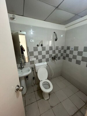 Team Area in 2 BHK Apartment at Gaur City 2 - 14th Avenue, Sector 16c Greater Noida – for Rent