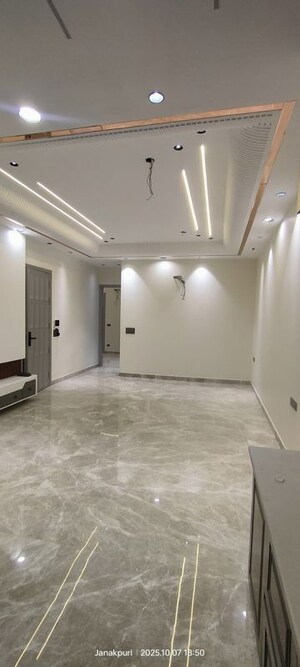 Room in 3 BHK Builder Floor at Janakpuri – for Sale