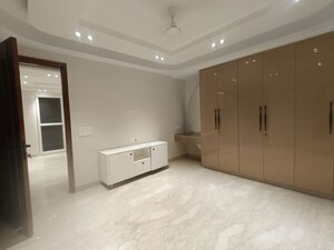 Room in 4 BHK Apartment at Janakpuri – for Sale