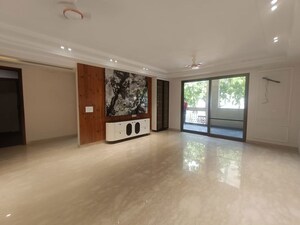 Room in 4 BHK Apartment at Janakpuri – for Sale