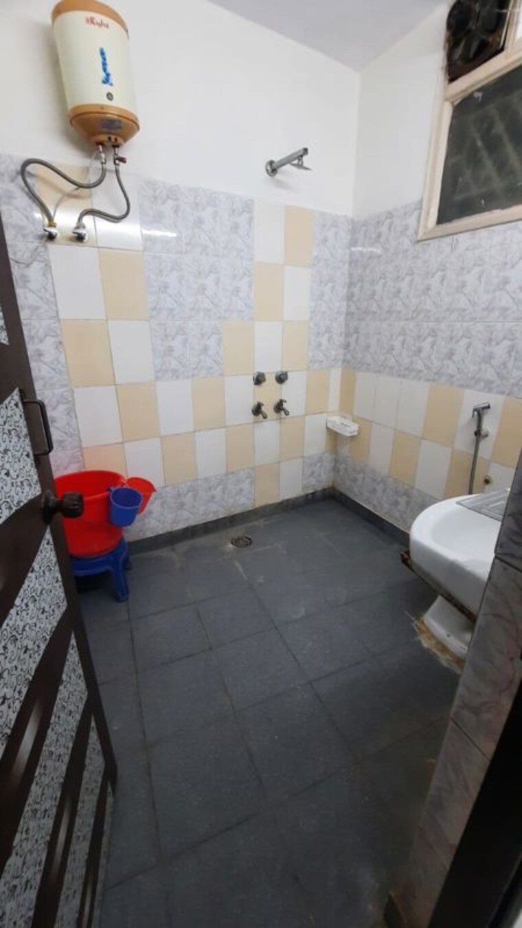 Bathroom, godrej-connaught-one 6+ Bedroom 2500 Sq.Yd. Villa In Connaught Place Delhi 10415944
