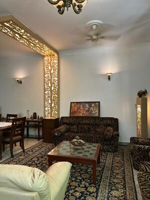 Living Room in 4 BHK Builder Floor at Dlf Phase I – for Rent