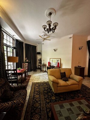 Living Room in 4 BHK Builder Floor at Dlf Phase I – for Rent
