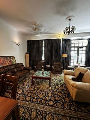 Living Room in 4 BHK Builder Floor at Dlf Phase I – for Rent