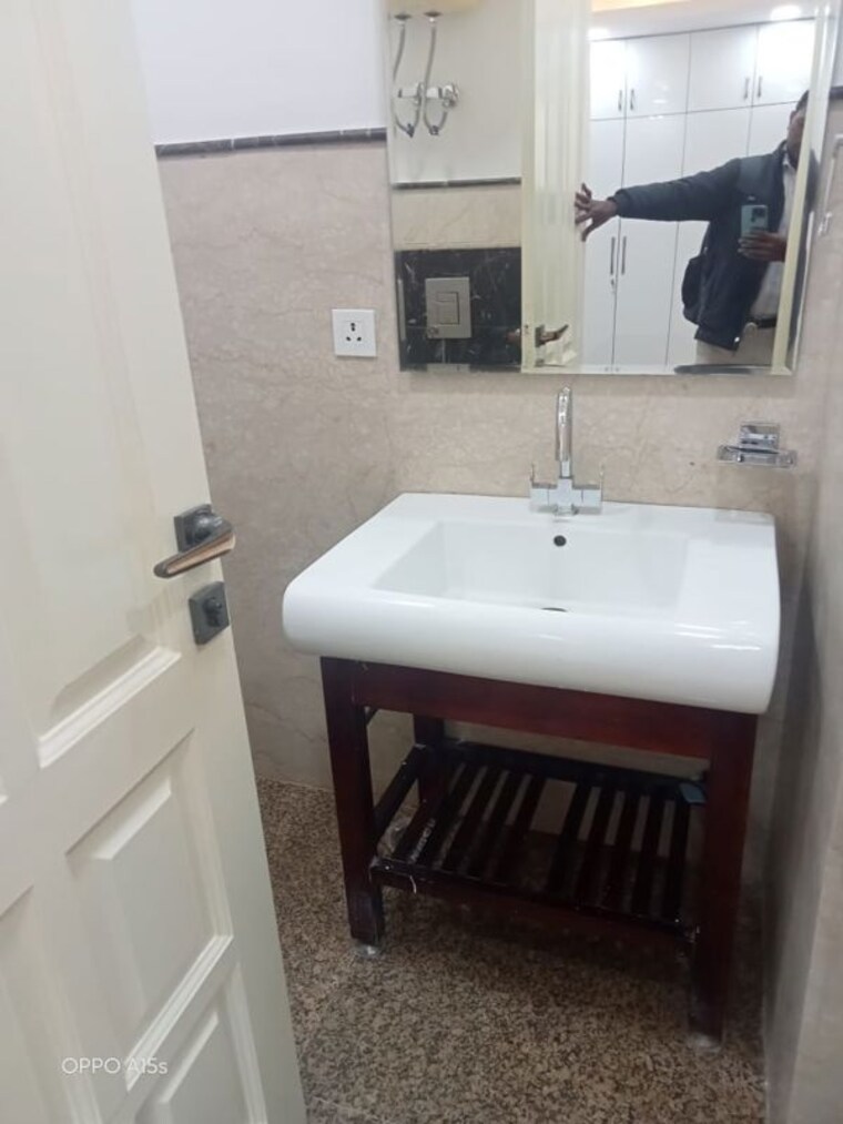 Bathroom, defence colony 5 Bedroom 325 Sq.Yd. Villa In Defence Colony Delhi 10415969