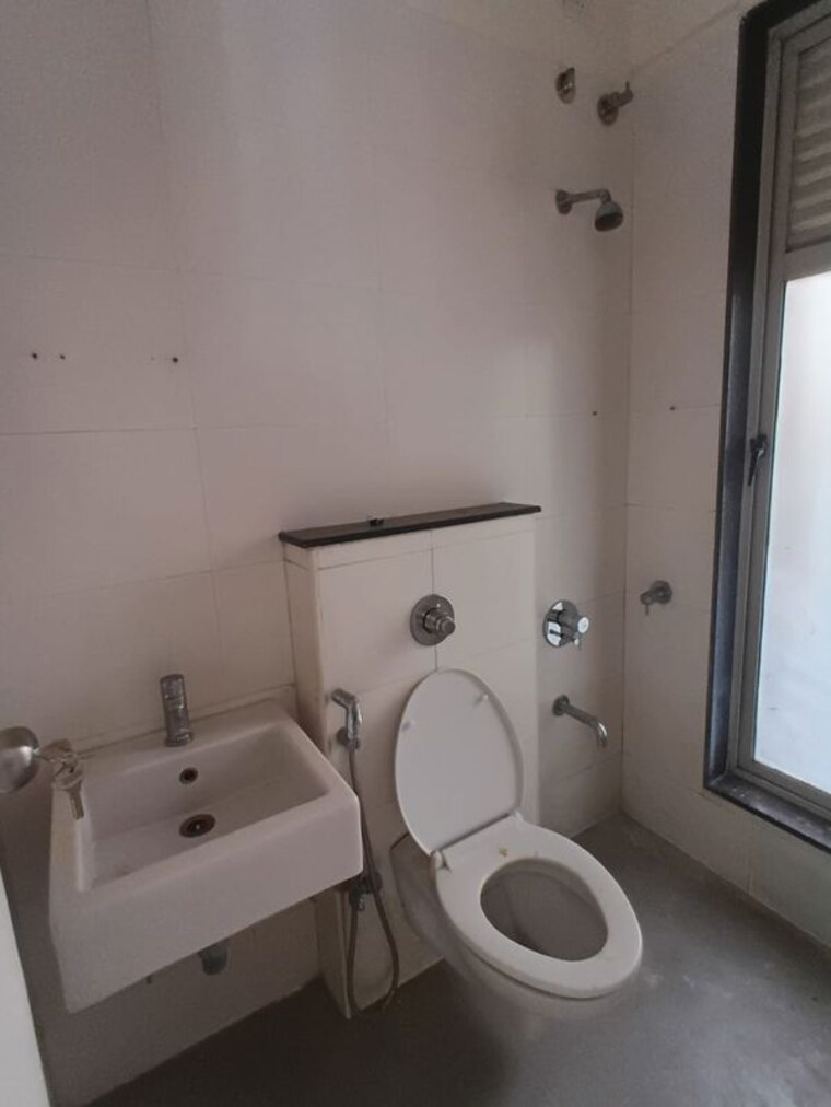 Bathroom, sheth-fiona 1.5 Bedroom 800 Sq.Ft. Apartment In Pokhran Road No Two Thane 10416007