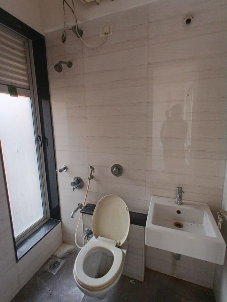 Bathroom, sheth-fiona 1.5 Bedroom 800 Sq.Ft. Apartment In Pokhran Road No Two Thane 10416007